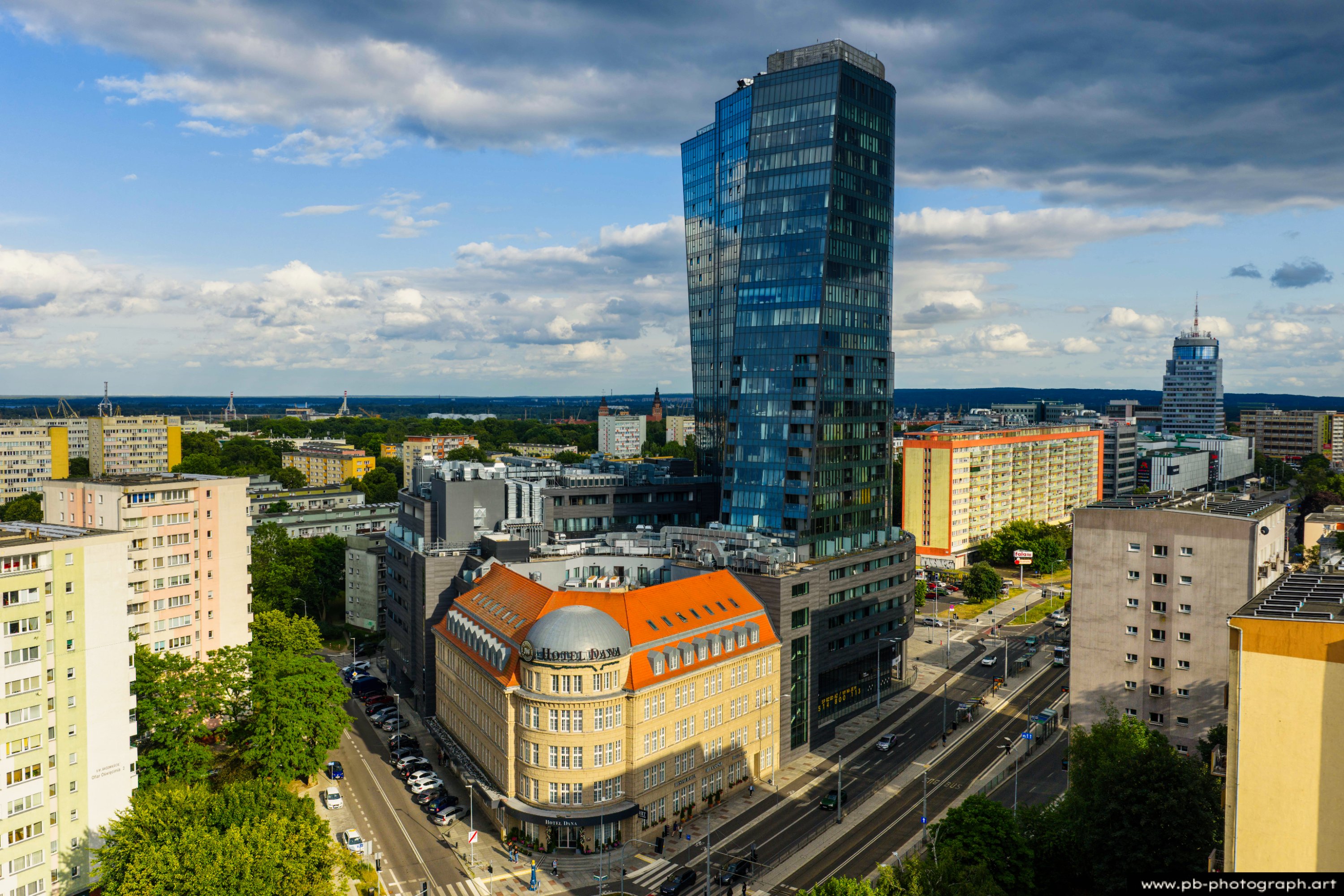 FPV w nieruchomościach: wirtualne spacery dronem, które sprzedają — blog fotograficzny, fotograf Szczecin