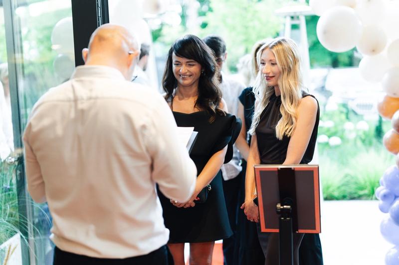 Fotografia eventowa z kolacji degustacyjnej z Karolem Okrasą w luksusowym hotelu w Dziwnowie, goście w eleganckich strojach.