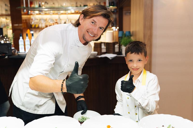 Fotografia eventowa podczas kolacji degustacyjnej z Karolem Okrasą w luksusowym hotelu w Szczecinie.