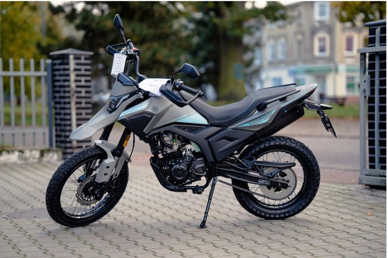 Fotografia eventowa dla GarazMotor.pl w Szczecinie — motocykl na wystawie przed serwisem.