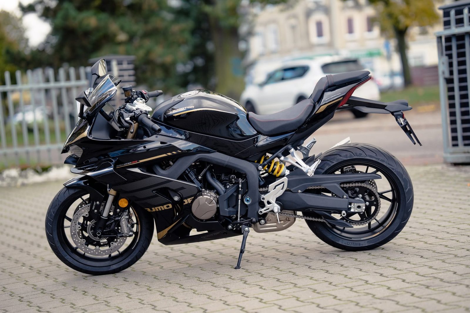 Czarny motocykl sportowy zaparkowany na chodniku