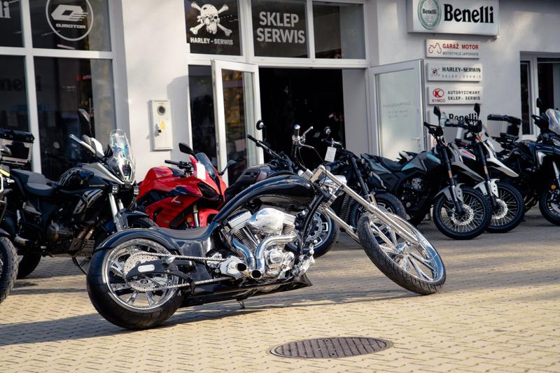 Fotografia eventowa w Szczecinie — motocykl chopper na tle serwisu GarazMotor.pl.