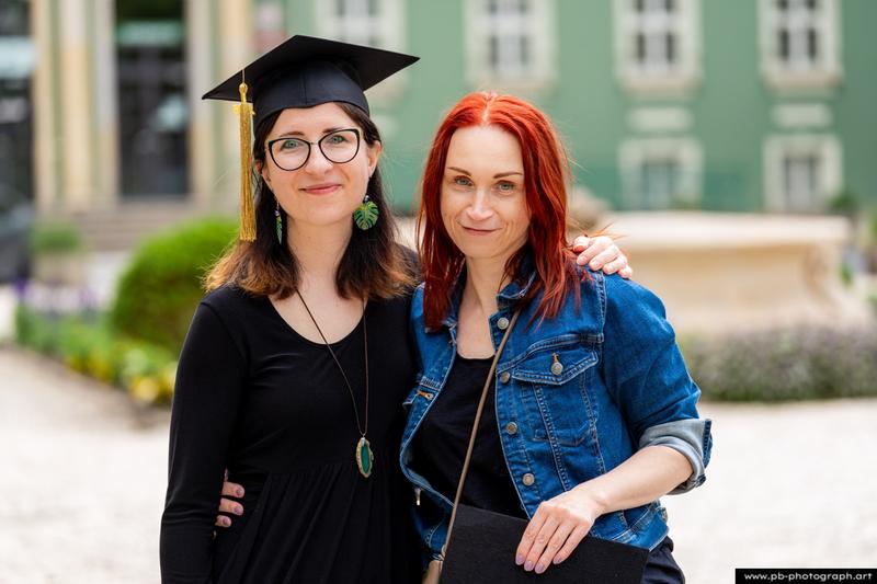 Zakończenie roku w Szczecinie — absolwentka z dyplomem w Parku Kasprowicza z bliską osobą.