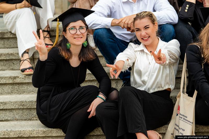 Uczennice na zakończeniu roku w Szczecinie — radosne chwile na schodach Urzędu Miasta.