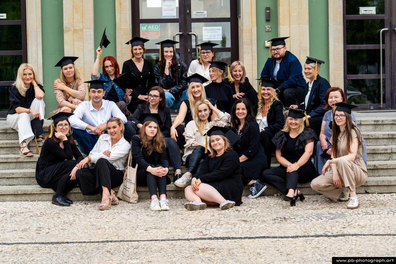Reportaż z absolutorium w Szczecinie — grupa absolwentów na schodach Urzędu Miasta po rozdaniu dyplomów.