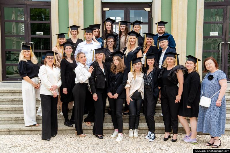 Grupa absolwentów podczas uroczystości zakończenia roku w Parku Kasprowicza w Szczecinie.