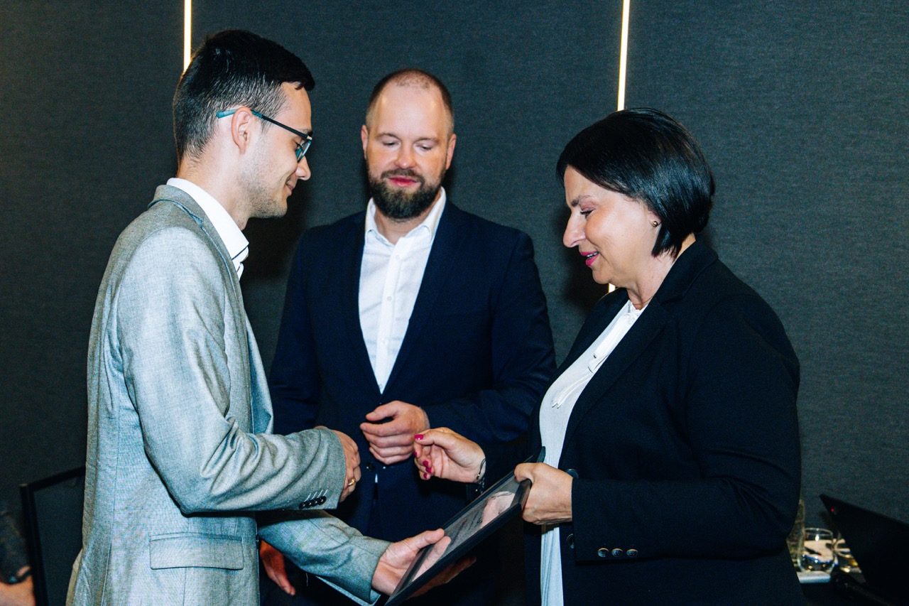 Wręczanie certyfikatu podczas oficjalnej części wydarzenia PKO