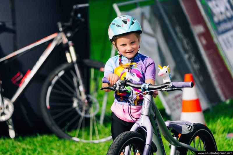 Młody zawodnik na rowerze górskim podczas wyścigów MTB w Szczecinie, gotowy do startu.