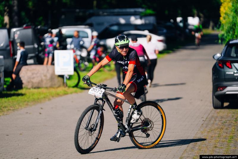 Fotografia sportowa z wyścigów MTB w Szczecinie — zawodnik na trasie wyścigu górskiego.