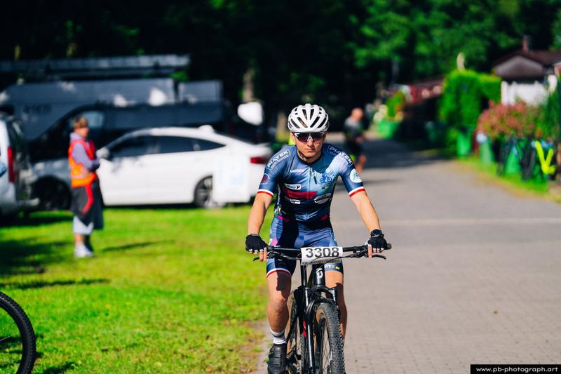 Zawodnik na rowerze górskim podczas wyścigu MTB w Szczecinie, przygotowujący się do startu.