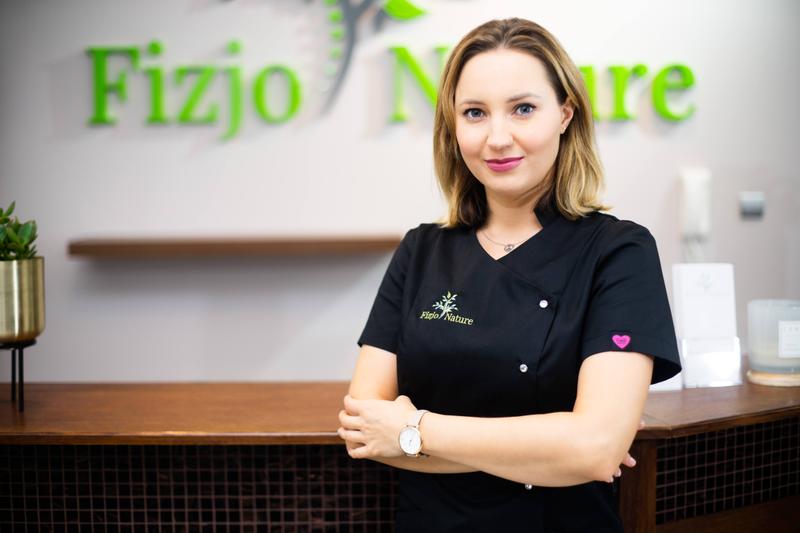Portret pracownika gabinetu rehabilitacji Fizjonature w Szczecinie, z logo w tle, ukazujący profesjonalizm zespołu.