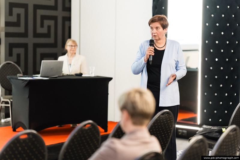 Fotoreportaż z konferencji galwanotechnicznej w Hanza Tower w Szczecinie — prelegentka podczas wystąpienia.