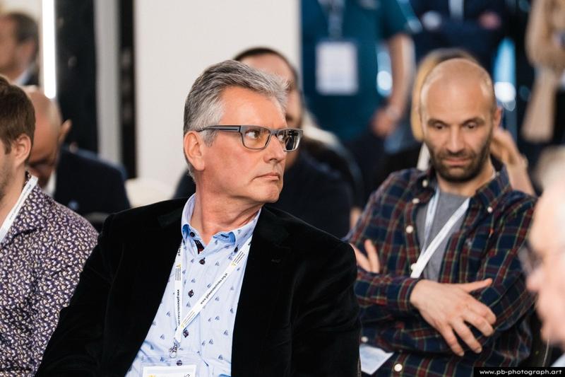 Fotoreportaż z konferencji galwanotechnicznej w Hanza Tower w Szczecinie — uczestnicy podczas dyskusji.