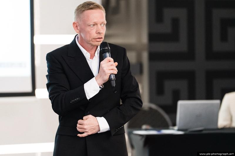 Fotoreportaż z konferencji galwanotechnicznej w Hanza Tower w Szczecinie — prelegent podczas wystąpienia.