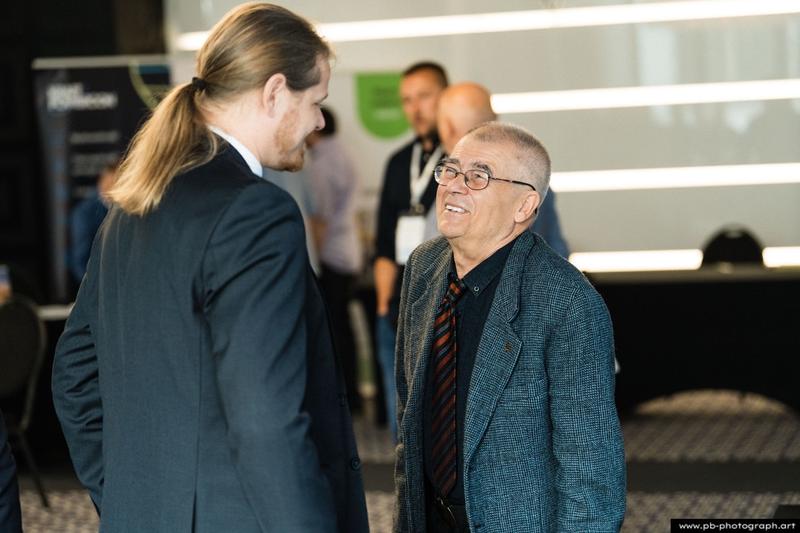 Fotoreportaż z konferencji galwanotechnicznej w Hanza Tower w Szczecinie — uczestnicy wymieniają się doświadczeniami.