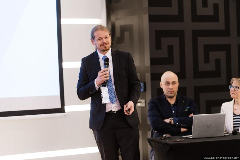 Fotoreportaż z konferencji galwanotechnicznej w Hanza Tower w Szczecinie — prelegent podczas wystąpienia.