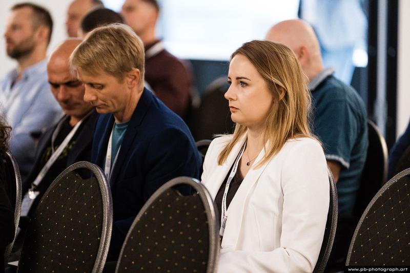 Fotoreportaż z konferencji galwanotechnicznej w Hanza Tower w Szczecinie — uczestnicy podczas wykładu.