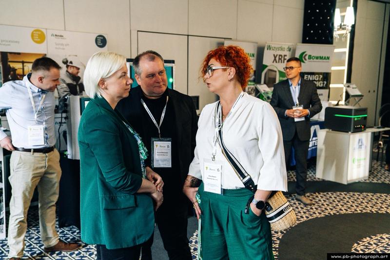 Fotoreportaż z konferencji galwanotechnicznej w Hanza Tower w Szczecinie — uczestnicy wymieniają się doświadczeniami.