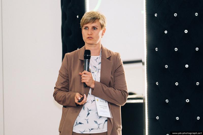 Fotoreportaż z konferencji galwanotechnicznej w Hanza Tower w Szczecinie — prelegentka podczas wystąpienia.