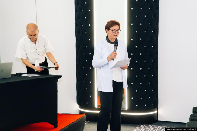 Fotoreportaż z konferencji galwanotechnicznej w Hanza Tower w Szczecinie — prelegentka podczas wystąpienia.