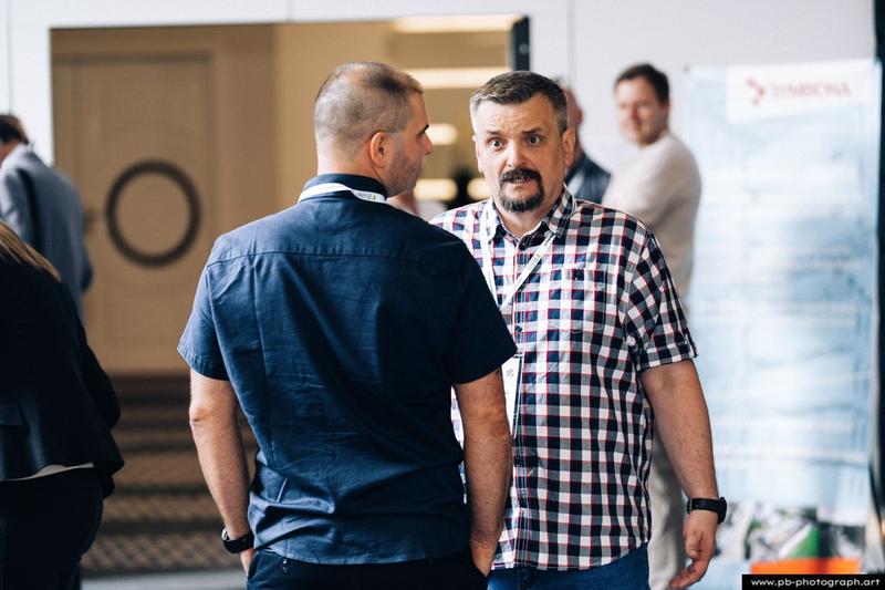 Uczestnicy konferencji galwanotechnicznej w Hanza Tower w Szczecinie wymieniają się doświadczeniami.
