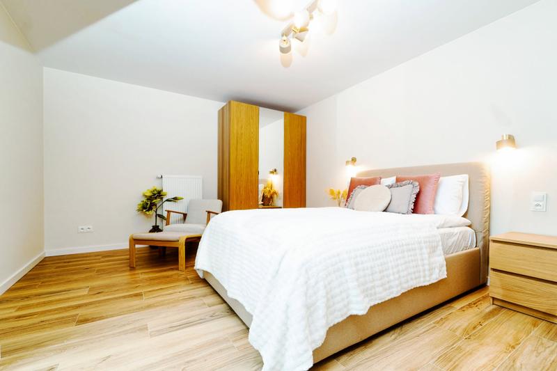 Fotografia wnętrza apartamentu w Niechorzu — przestronny pokój z nowoczesnym wystrojem.