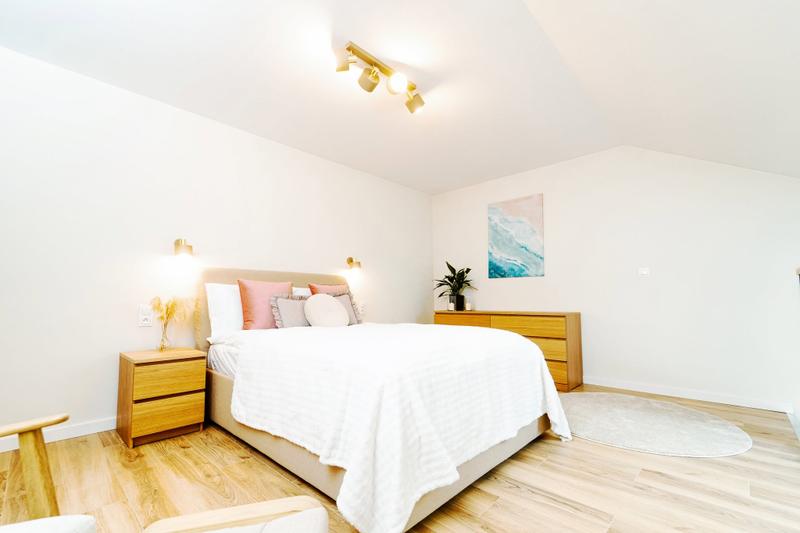 Fotografia wnętrz apartamentu w Niechorzu — przestronna sypialnia z nowoczesnym wystrojem.