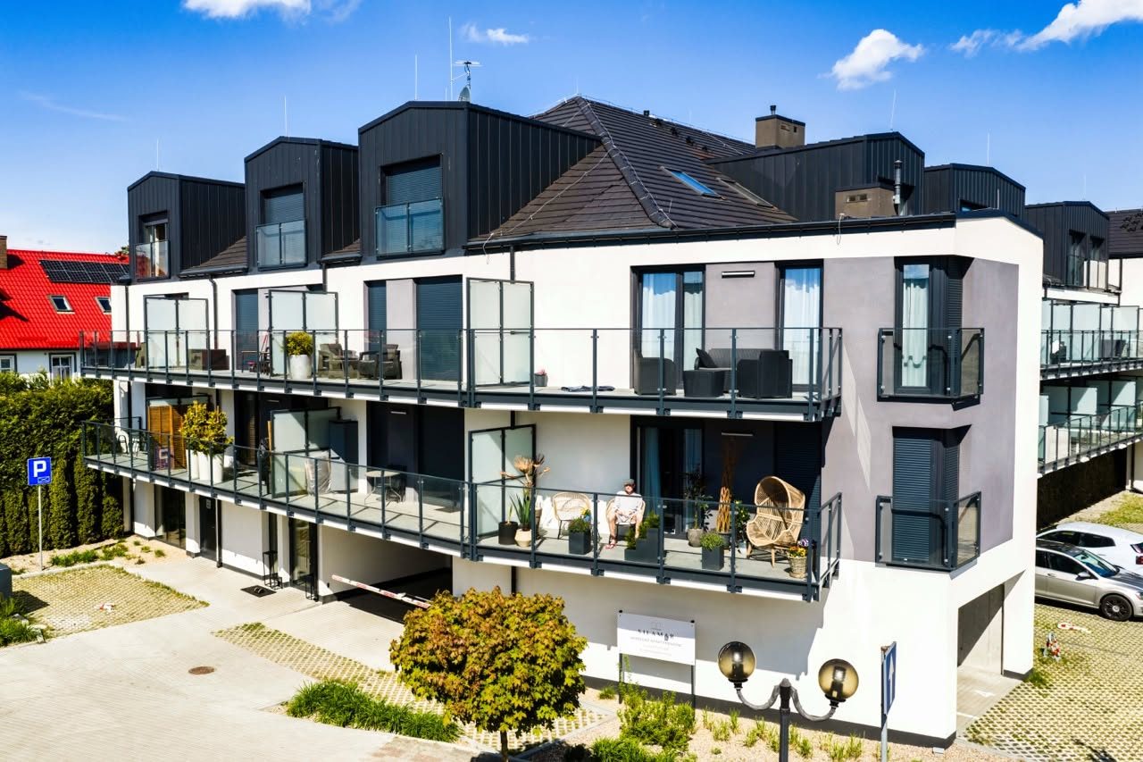 Nowoczesny apartamentowiec z balkonami w słoneczny dzień